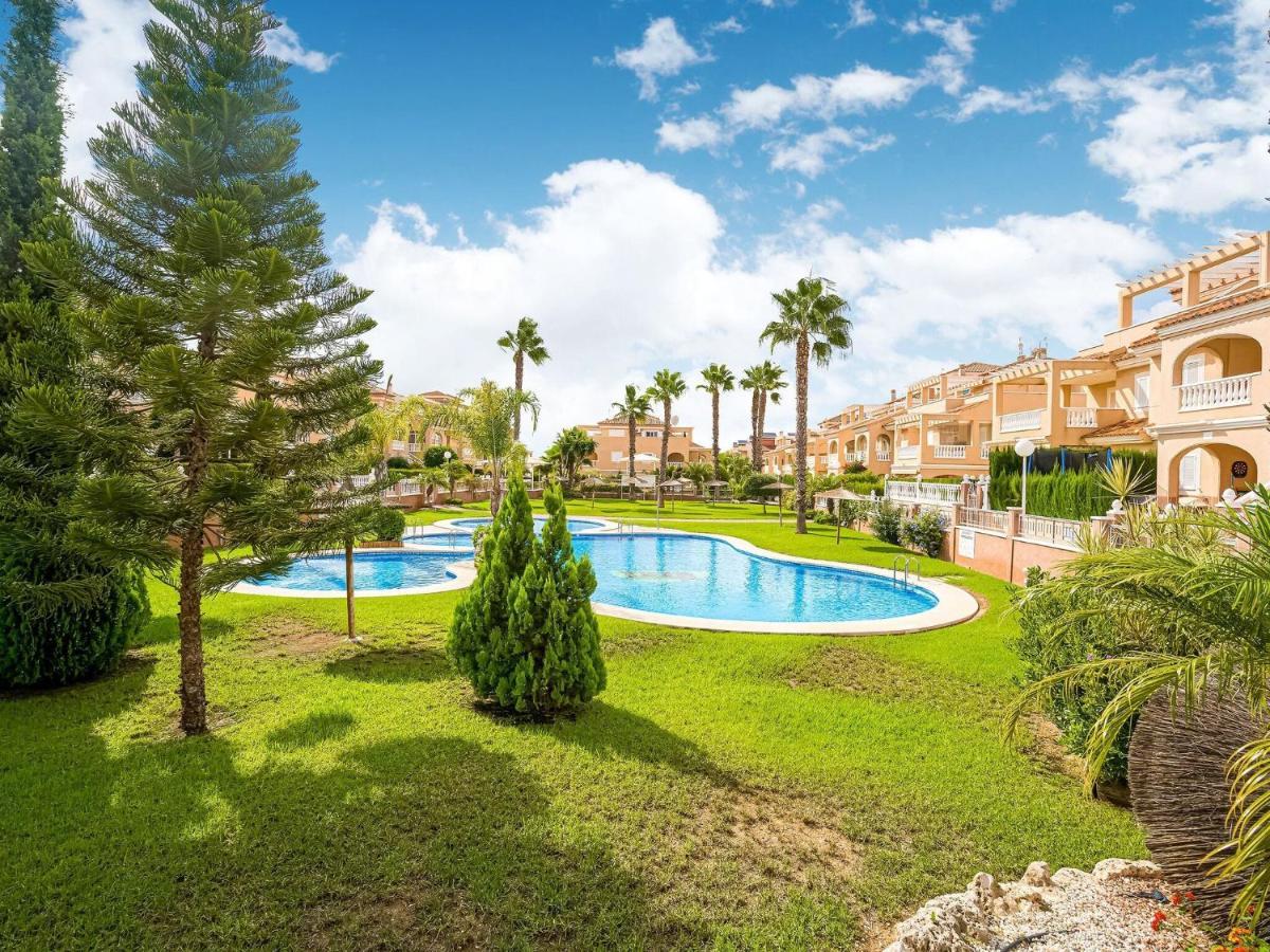 Belvilla By Oyo Lovely Bungalow With Swimming Pool Орихуела Екстериор снимка