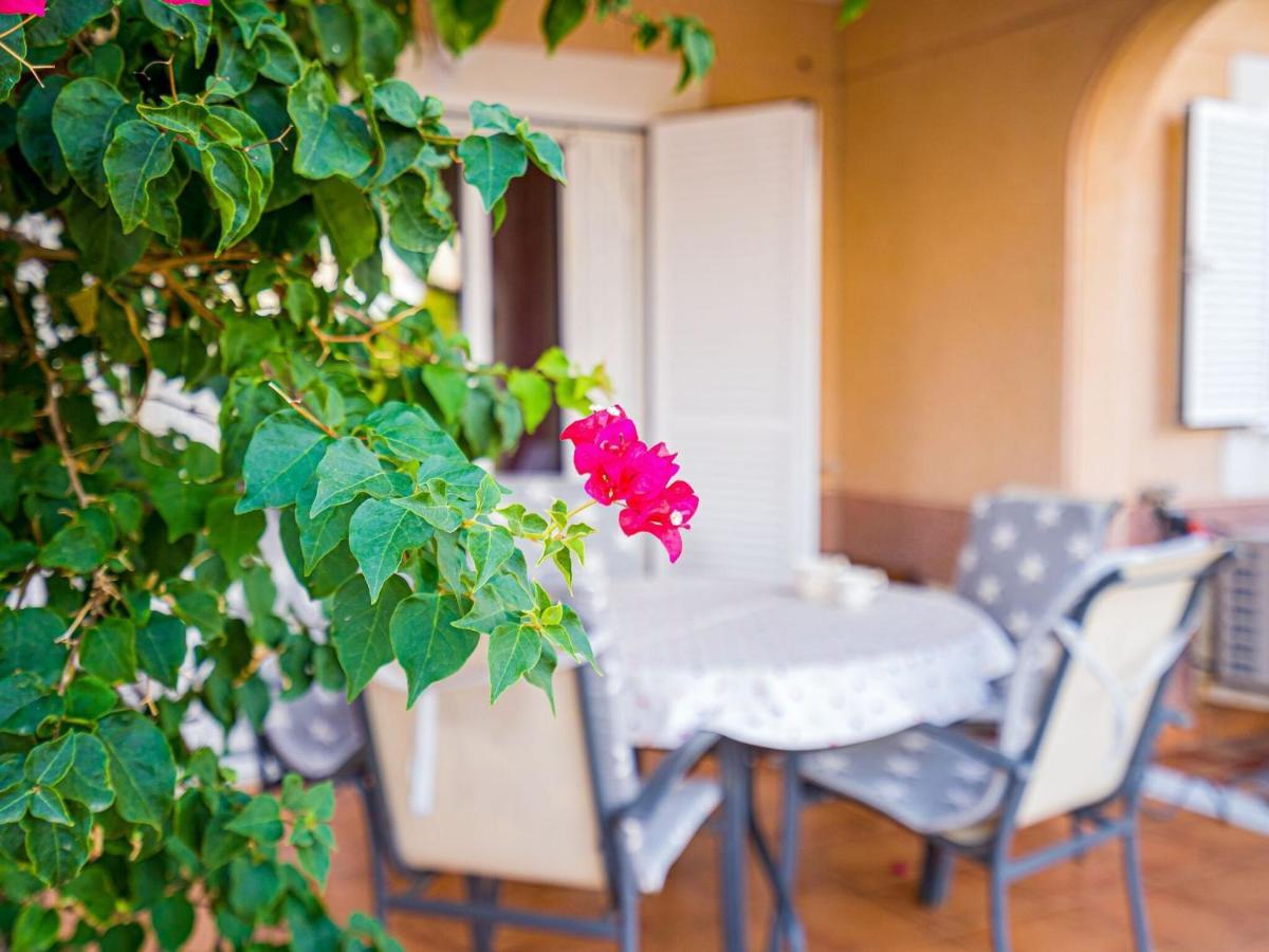 Belvilla By Oyo Lovely Bungalow With Swimming Pool Орихуела Екстериор снимка